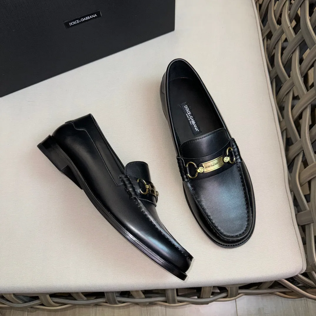 💰¥960 D&G cowhide moccasin loafers for men｜Embellished with DG hardware nameplate｜Made of imported calfskin｜Retro and shiny texture complement each other｜Release charming tones to outline a confident posture｜Imported calfskin + cowhide lining + Italian leather outsole Size: 39-44 (38.45 custom-made)